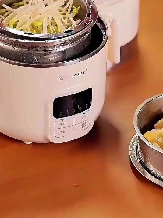 小熊电热饭盒秒变热餐神器!