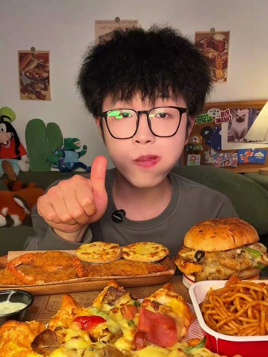 沉浸式吃夜宵，拉丝芝士披萨和爆汁牛肉汉堡！
