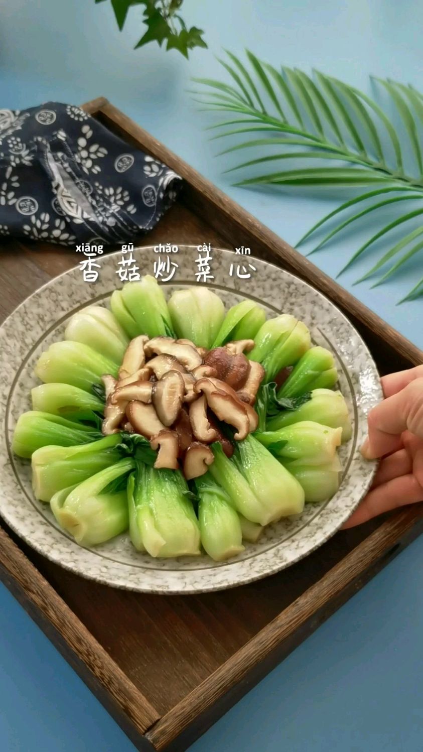 香菇和菜心同炒,别直接入锅,就用这放法,做出大厨水平了