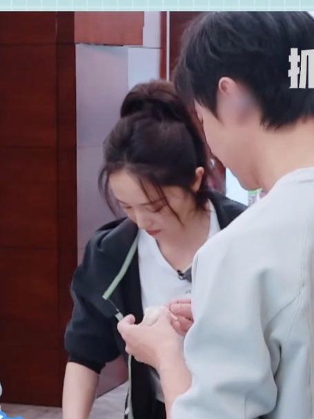董璇张维伊包饺子唠嗑,画面真的好美好,好羡慕和家人团聚的时光