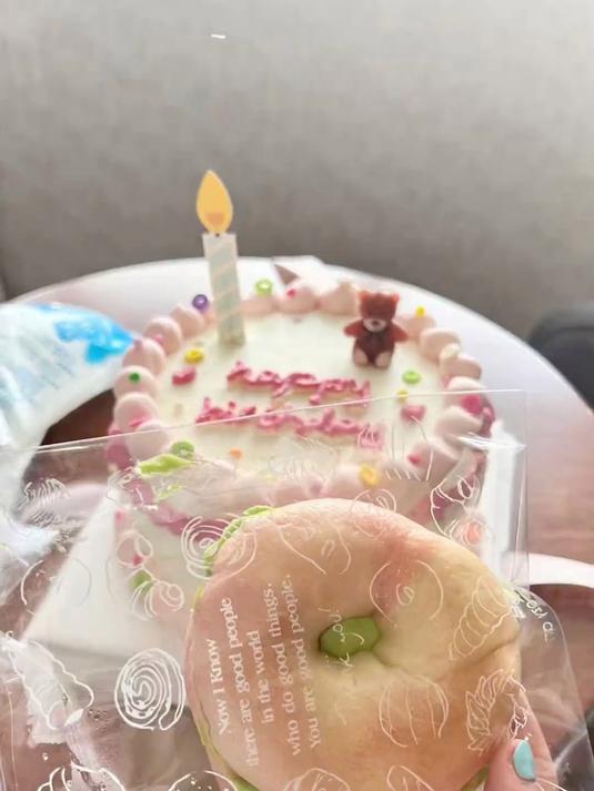 今天的视频满满的少女心，粉色的蛋糕粉色的贝果……