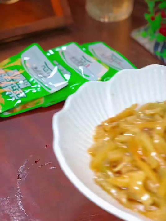 从小爱吃的麻油榨菜。还是去皮的,真的太下饭了