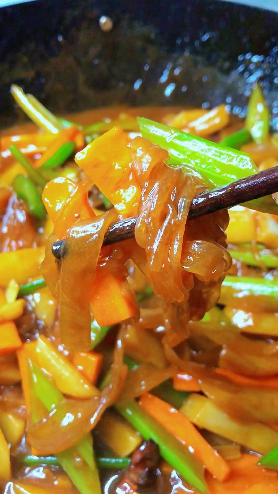 芹菜炖粉条,好吃下饭做法简单