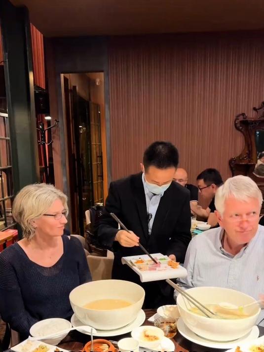 带挪威家人吃高端云南过桥米线,婆婆真的太爱了!