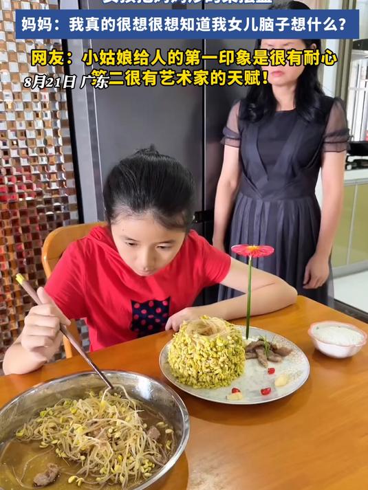女孩把妈妈炒的菜摆盘