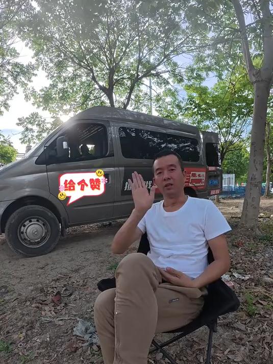 把一辆二手面包车变成移动小家的生活场景。