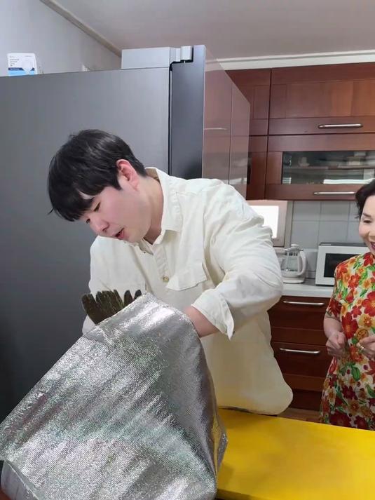 开饭啦!今天吃比目鱼生鱼片