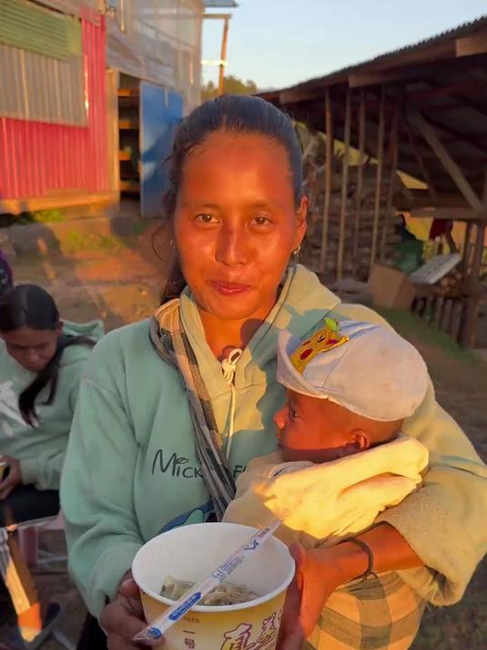 请老挝工人吃猪肉炖粉条。其实幸福很简单。国外日常