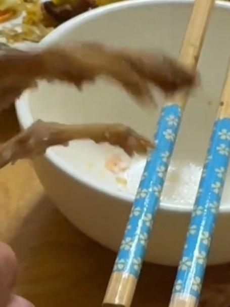 女子晒出自己啃的鸭爪，第一次看见有人可以啃的这么完整