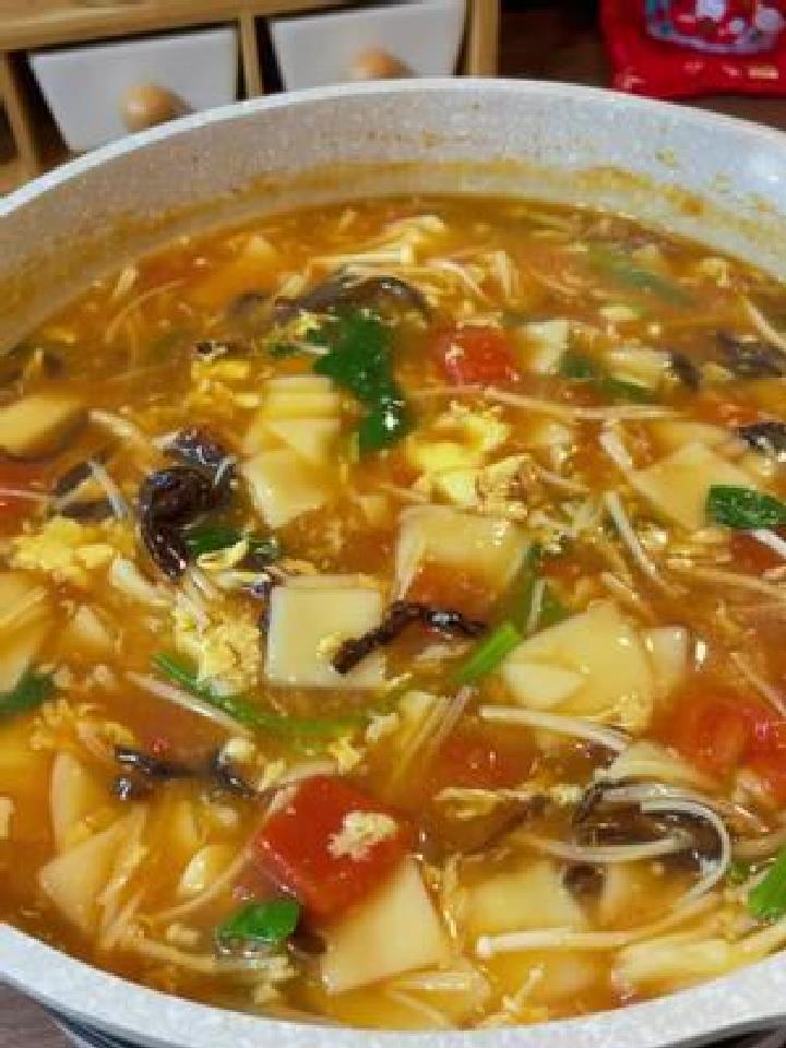 吃不完的饺子皮不要扔,教你做超好喝的面片汤,全家人都喜欢