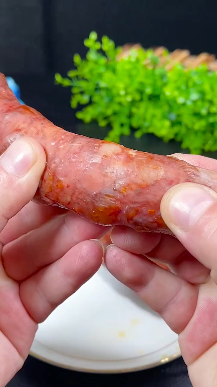 趁现在还能实现猪肉自由,做点麻辣香肠解解馋。蒸熟后满屋子飘香
