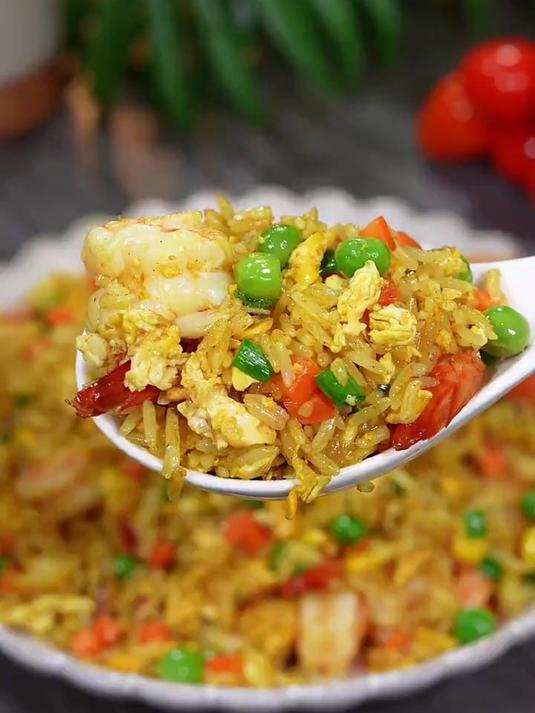 孩子们爱吃的咖喱虾仁炒饭,自己在做