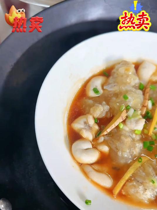 渔民手工洗墨鱼蛋,手泡得发白,只赚点辛苦钱