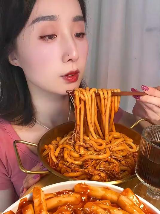 今天吃什么新疆炒米粉＋辣炒年糕！炒米粉顺滑的不得了