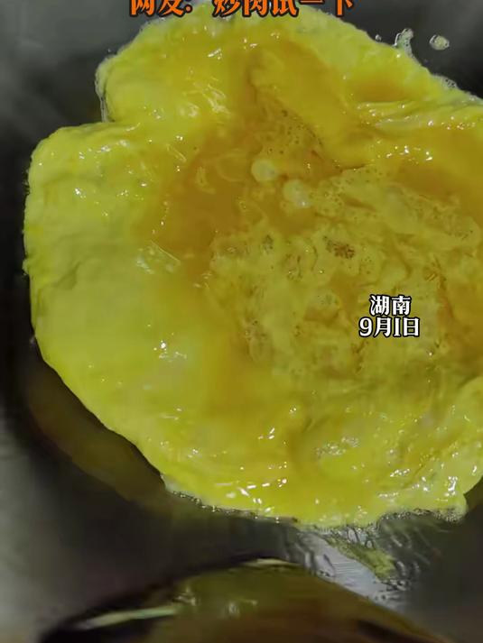 女子买了一个不锈钢炒锅试一下,没想到煎鸡蛋根本不粘锅