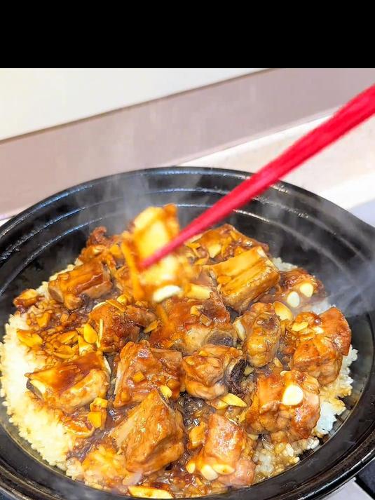 排骨煲仔饭香嫩入味的排骨