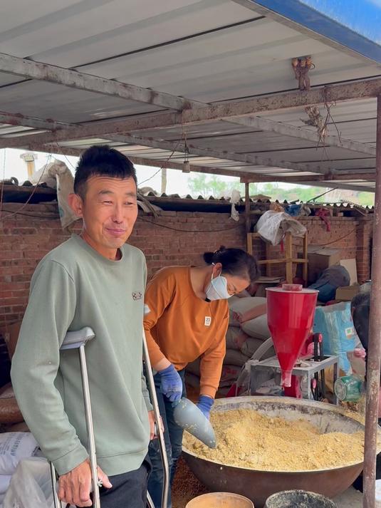 庄户人家忙碌的一天,早饭大春媳妇做扯面,每人一大碗,真香啊