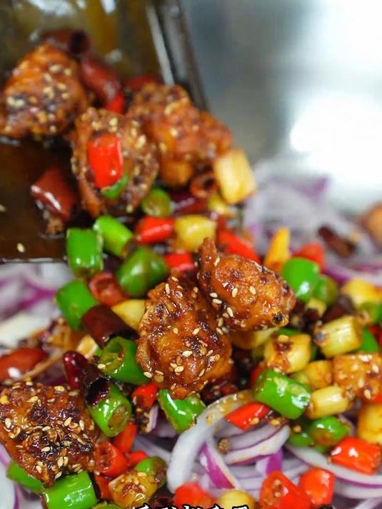 干锅鸡中翅是丹丹妹特别爱吃的一道菜,因为它麻辣鲜香,外酥里嫩