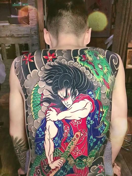 满背九纹龙史进纹身,色彩十分鲜艳,你感觉这手艺值多少钱