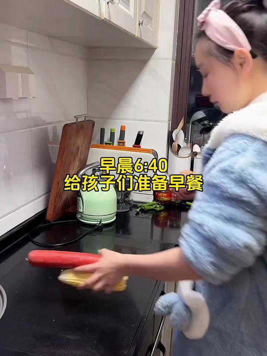 今天的早餐给孩子们做三明治吃，还给姐妹们打包了一份