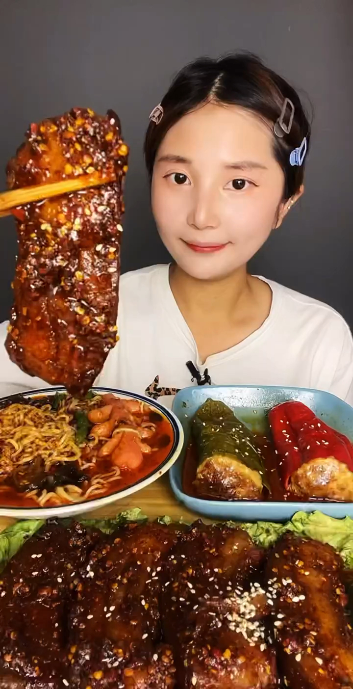 爆辣把子肉,虎皮青椒,再来碗红油面!