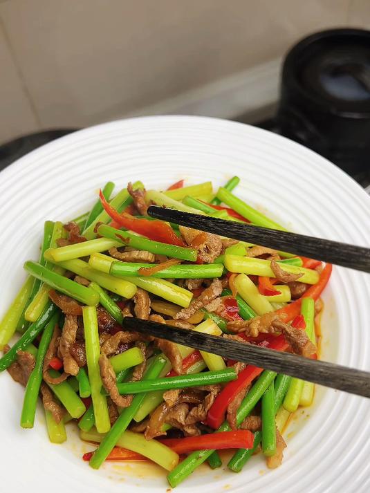 蒜苔炒肉丝神仙吃法!酱香暴击脆嫩爆汁,一口香到天灵盖!