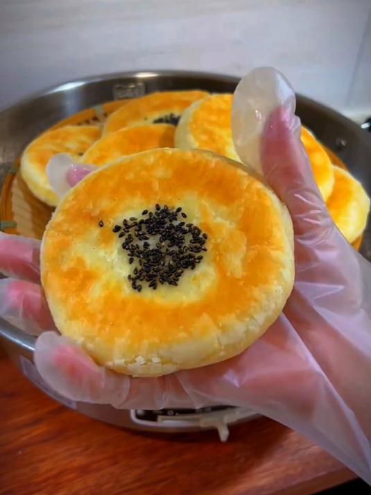 今天给大家分享一个糖酥饼的做法