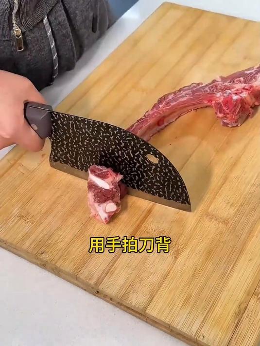 切菜剁肉一定要在刀背上安上“护手神器”,切冻肉剁骨头不费力!