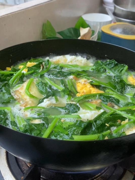 这个非常鲜美的菠菜鸡蛋汤,你们一定要试试