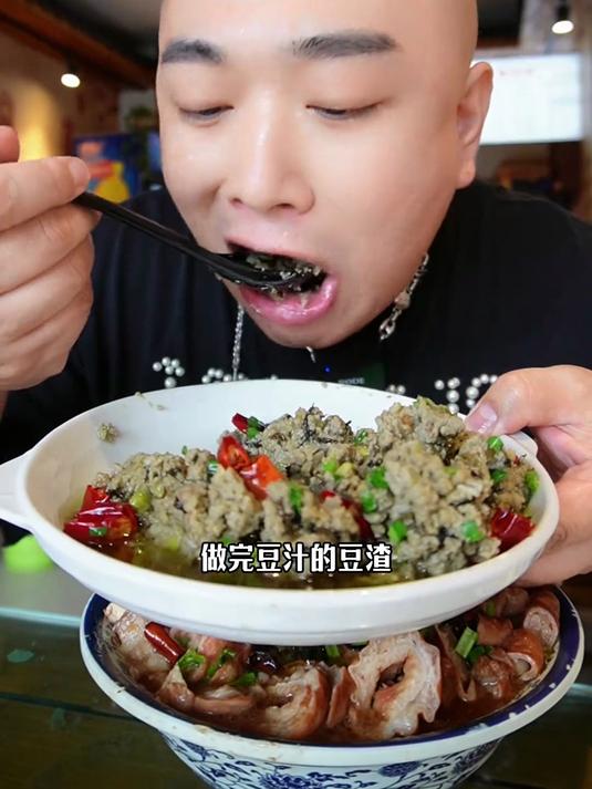 今儿来一顿地道北京味儿的卤煮火烧，配上酥脆的炸灌肠