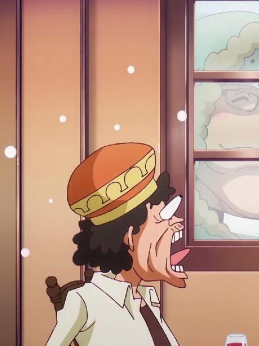 波妮大口吃着披萨,大熊温柔的看着,可把旁人吓一跳