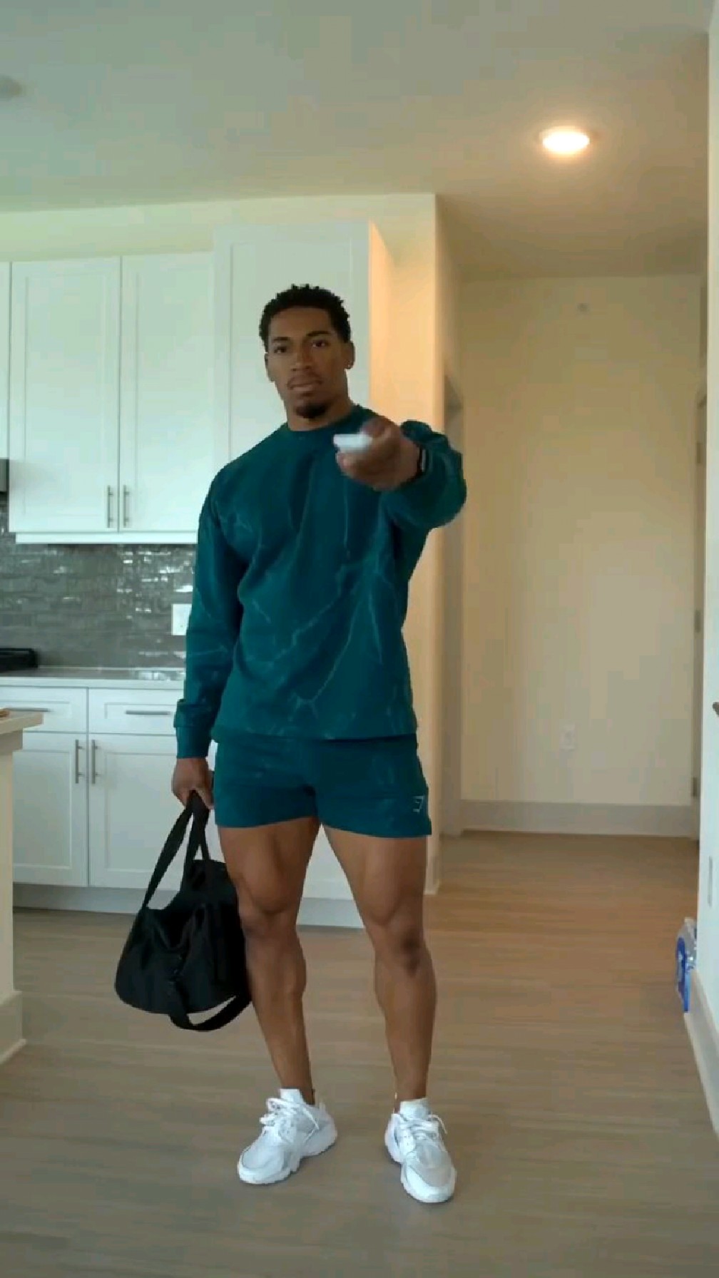 肌肉男的日常穿搭,其实身材好了,穿什么都是ok的