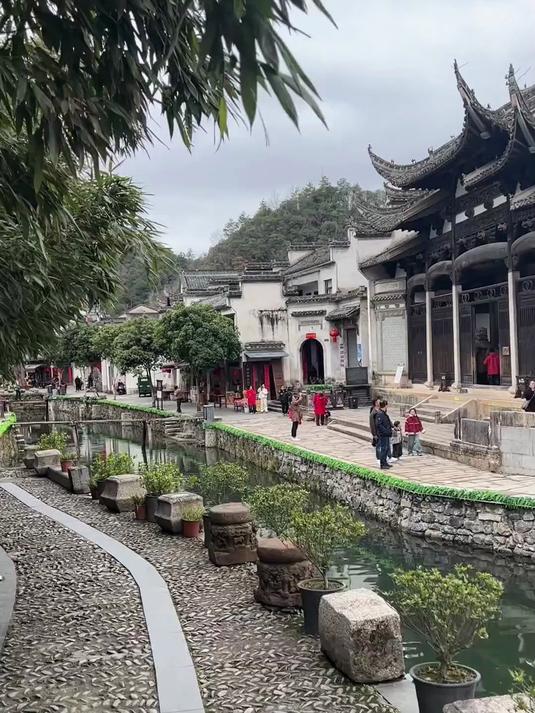 皖南有座千年古村落，小桥流水，徽派古建筑，座落于宣城绩溪