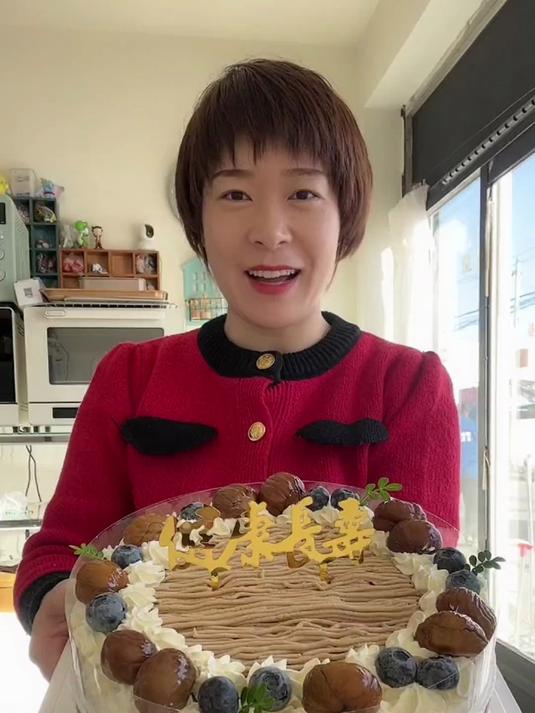 栗子蛋糕好吃，就是炒栗子酱的时候费胳膊，一天做不了几个。#踢开世界的门#