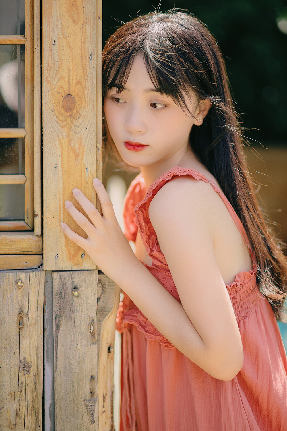 图片[2]-夏日阳光下的女孩-六色网