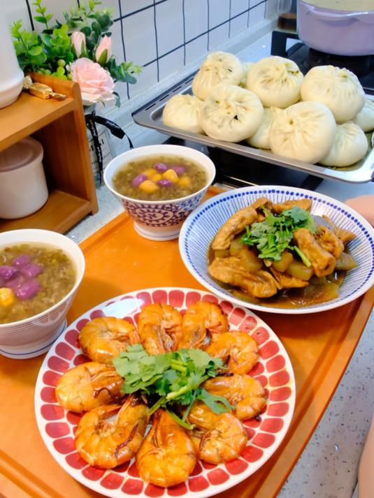 晒晒我家的午餐：韭菜鸡蛋包子 + 土豆炖冬瓜 + 绿豆汤 + 油焖虾