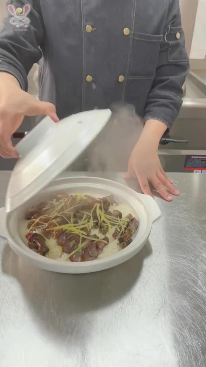 今天我来分享一个,广东地区特色美食,腊鸭煲仔饭,香喷喷啊