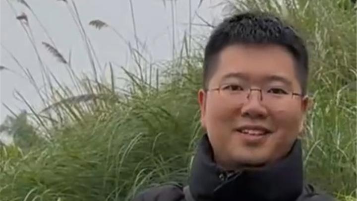 大哥钓起1条近30斤大草鱼却放生:有很多鱼籽,来年会生很多小鱼