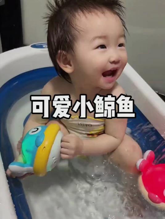 感应喷水小鲸鱼开挂!带灯光洗澡玩具,让男女宝爱上洗澡时光～