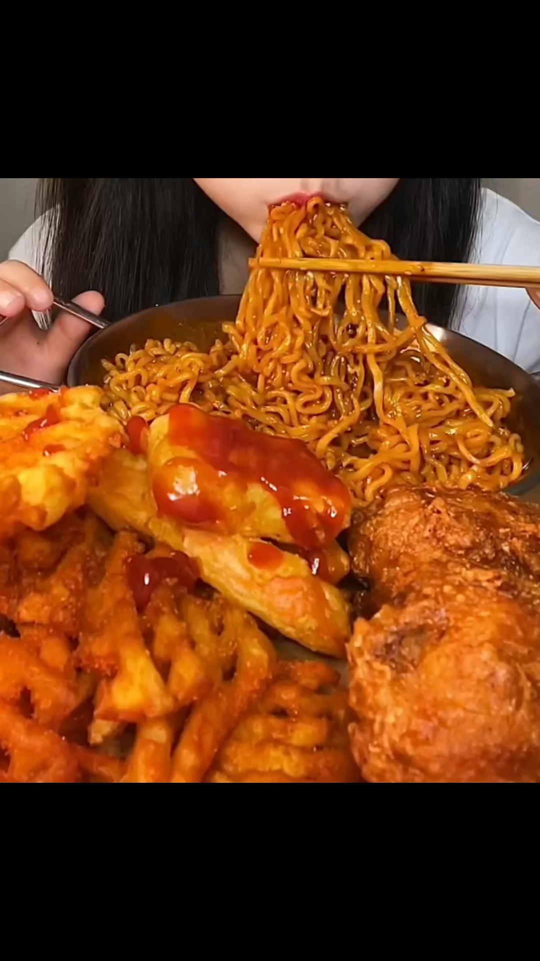 吃个火鸡面配炸鸡