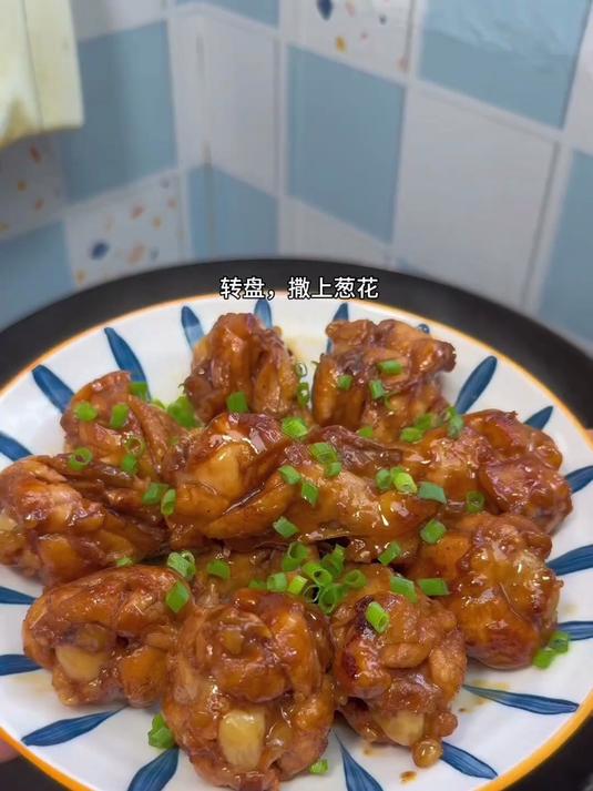 小学生的午餐:红烧鸡翅根,炒土豆丝,蒜蓉炒青菜