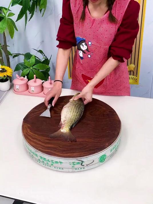 刀刮鱼鳞太费劲?学富人巧招,3秒刮好鱼超便捷