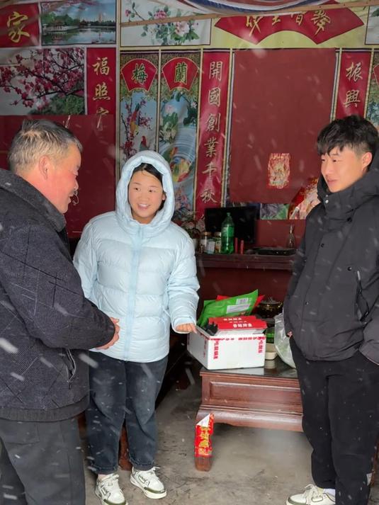 河南下大雪,夫妻俩回娘家看望,女婿做锅烤鱼给岳父岳母