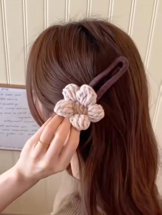 春季野餐时针织花朵鸭嘴夹配小短裙清新的三种扎法,你了解吗?