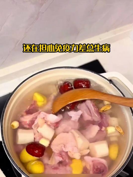 哪有人会不爱?刚炖好的板栗鸡汤,暖得很!