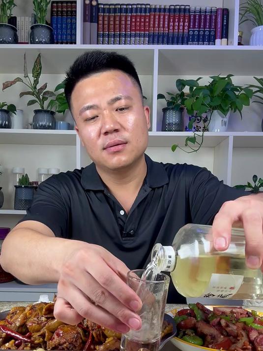 香辣肥肠鸡 再来个辣椒炒猪头肉