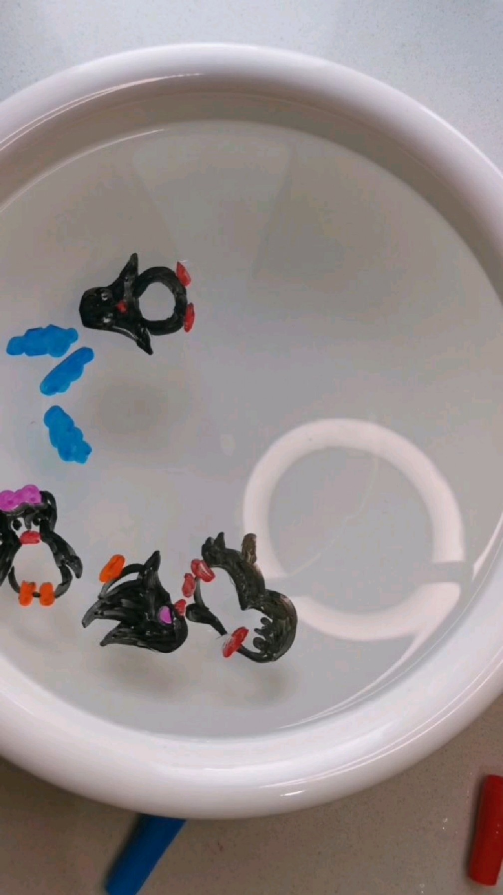 水中画画企鹅游泳啦