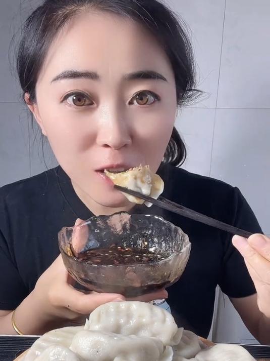 羊肉芹菜馅大水饺配上小蘸料太香了,姐妹们你们都爱吃啥馅的饺子
