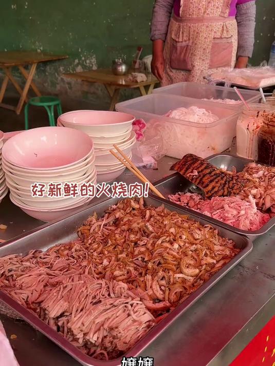 卖了38年的火烧肉卷粉！5元满满一大卷 保山嬢嬢太热情可爱咯