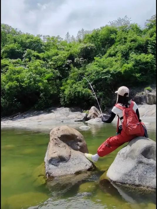 溪流探钓宽鳍鱲,你感觉累了抽空到大山里透透气,去解锁新的鱼种